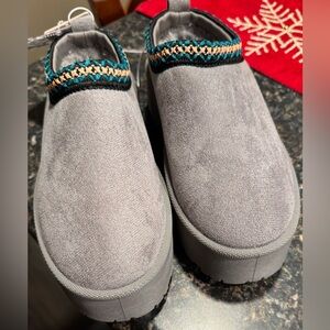 Elegant Gray Mules with Embroidered Detail